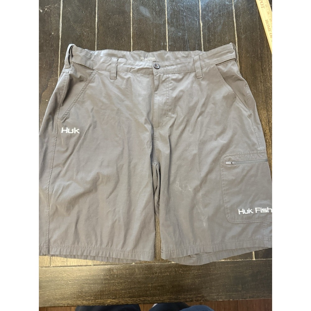 Huk Fishing Cargo Shorts Mens XXL Gray Performance Stretch Vented Zip Pockets